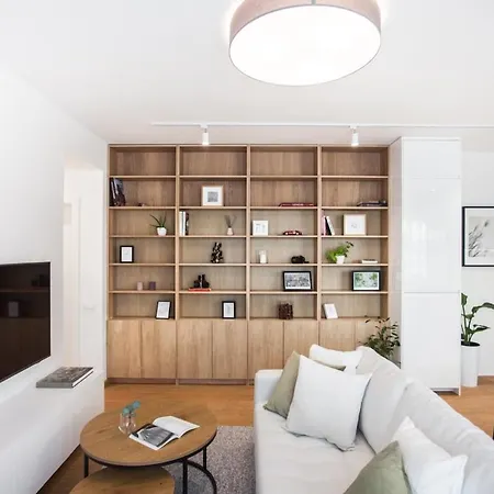 Апартаменты Cozy In The Center